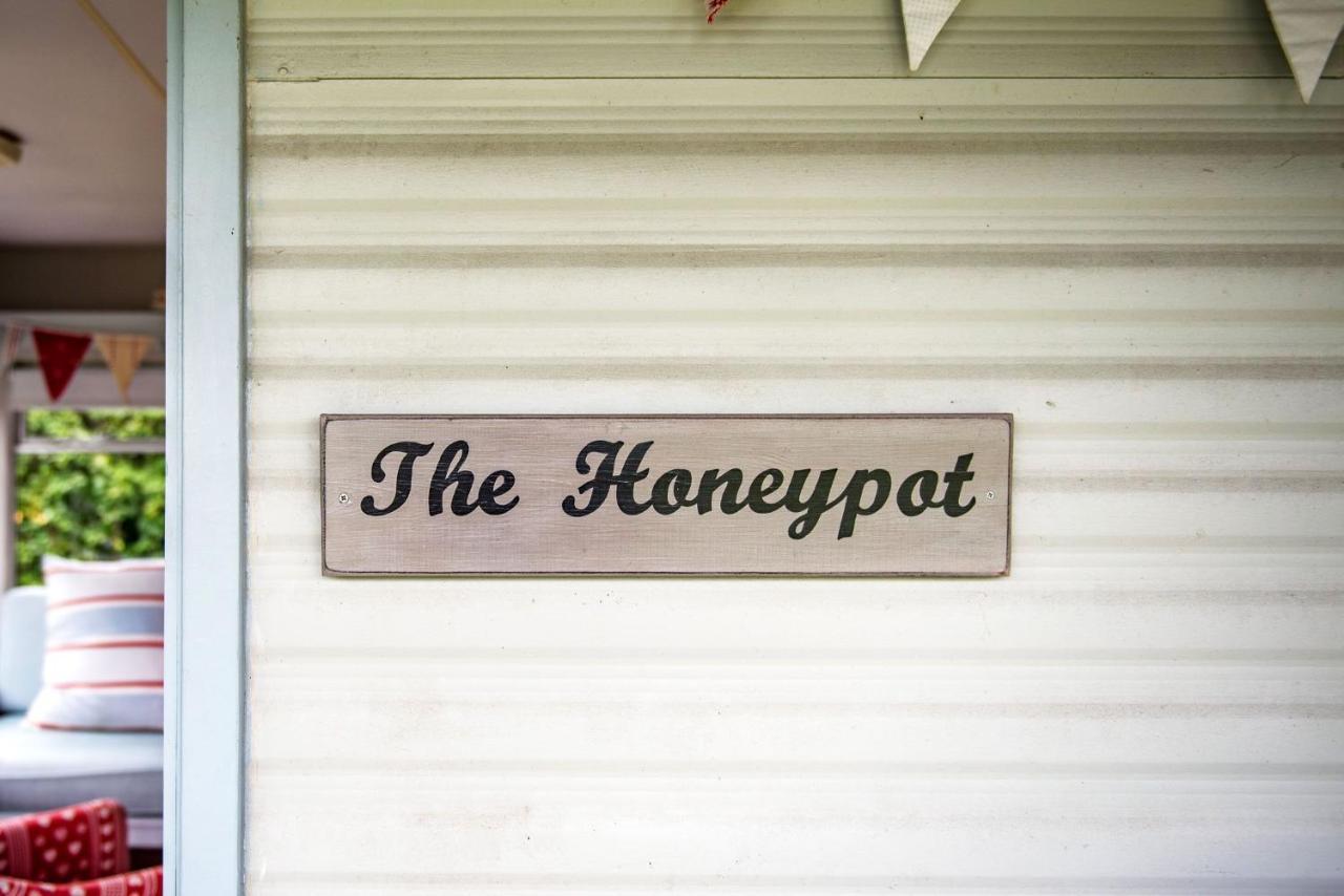 The Honeypot Villa Petham Bagian luar foto